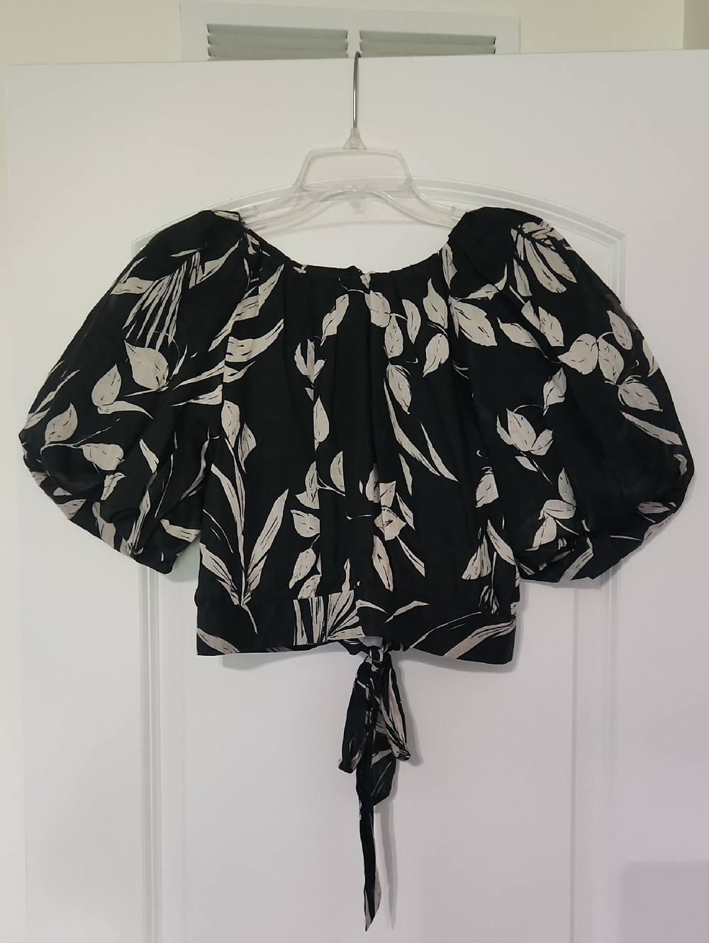 Banana Republic Ramie Black Floral Puff-Sleeve Open Back top